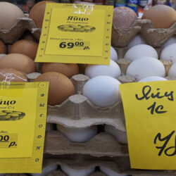 اتحادیه مرغداران تخمگذار روسیه، شکایتی را به سرویس ضد انحصار فدرال تسلیم کرده و مدعی شده است که فروشگاه های زنجیره‌ای بزرگ این کشور، مرغداران را مجبور می کنند تخم مرغ را به قیمتی کمتر از قیمت تمام شده بفروشند.