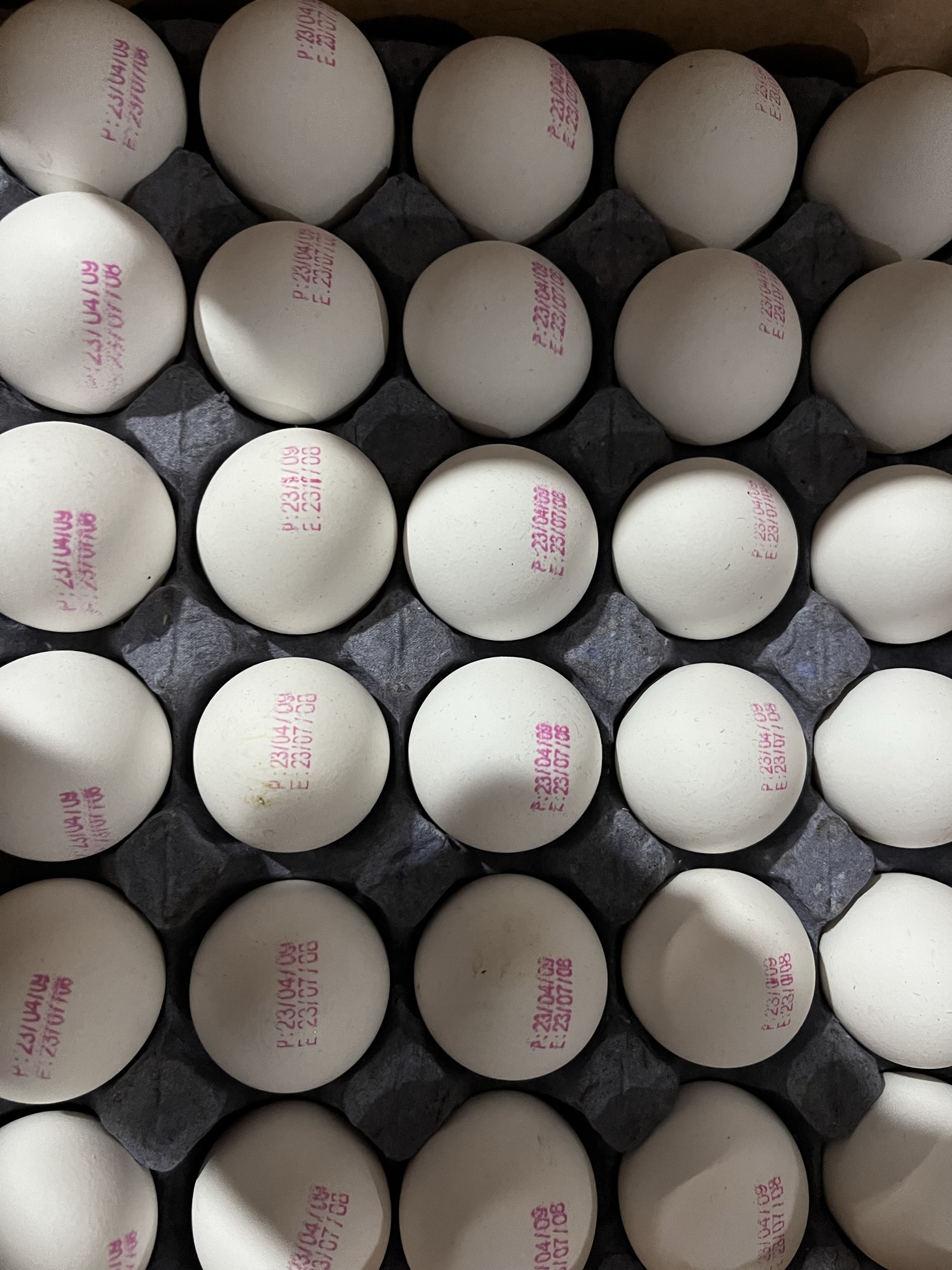 شانه بنفش ، پرینت میلادی تاریخ تولید و انقضا روی تخم مرغ