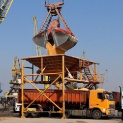 در ادامه اقدامات دستگاه قضایی استان خوزستان در حمایت از زنجیره تأمین خوراک دام و طیور کشور، ۴۰ هزار تن دیگر از نهاده‌های دامی که به دلیل مشکلات اسنادی در انبار‌های بندر امام خمینی (ره) باقی مانده بود، با دستور قضایی ترخیص شد.